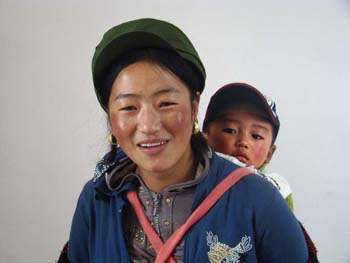 tibetan women with child